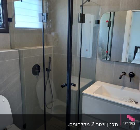 מקלחון זכוכית עם ראש מקלחת שחור